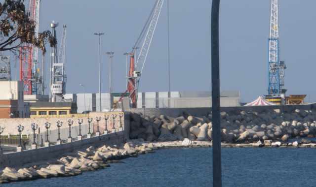 Un altro ''muro'' nel porto: il mare continua ad allontanarsi dai baresi
